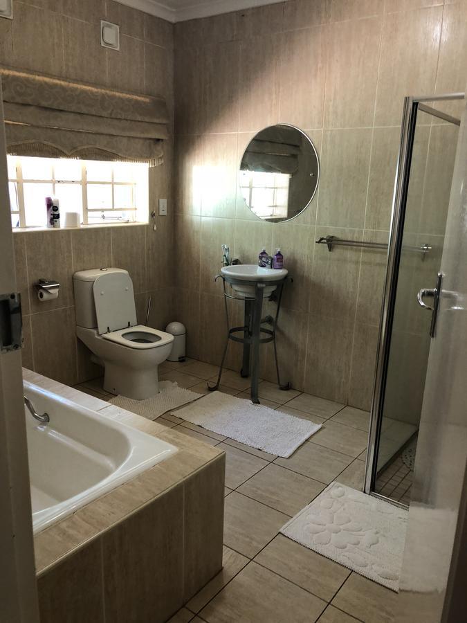 Randburg Khuvena Guesthouse מראה חיצוני תמונה