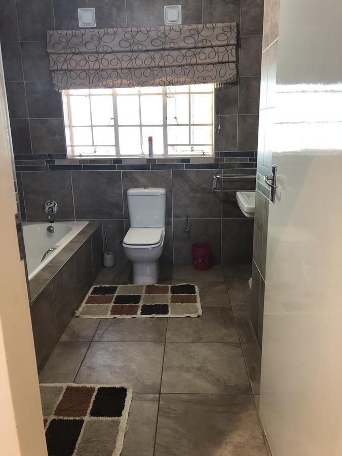 Randburg Khuvena Guesthouse מראה חיצוני תמונה