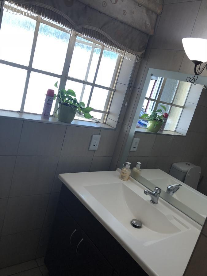 Randburg Khuvena Guesthouse מראה חיצוני תמונה