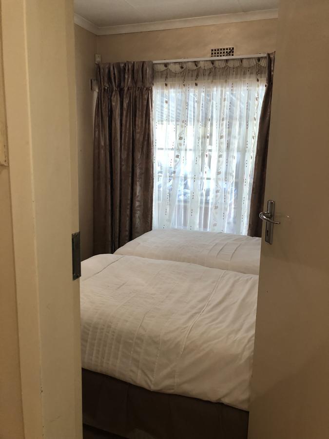 Randburg Khuvena Guesthouse מראה חיצוני תמונה